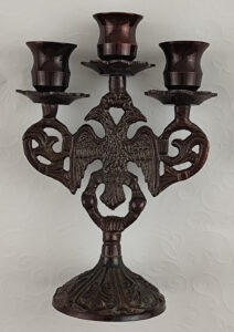 Τρίκερο κηροπήγιο με δικέφαλο